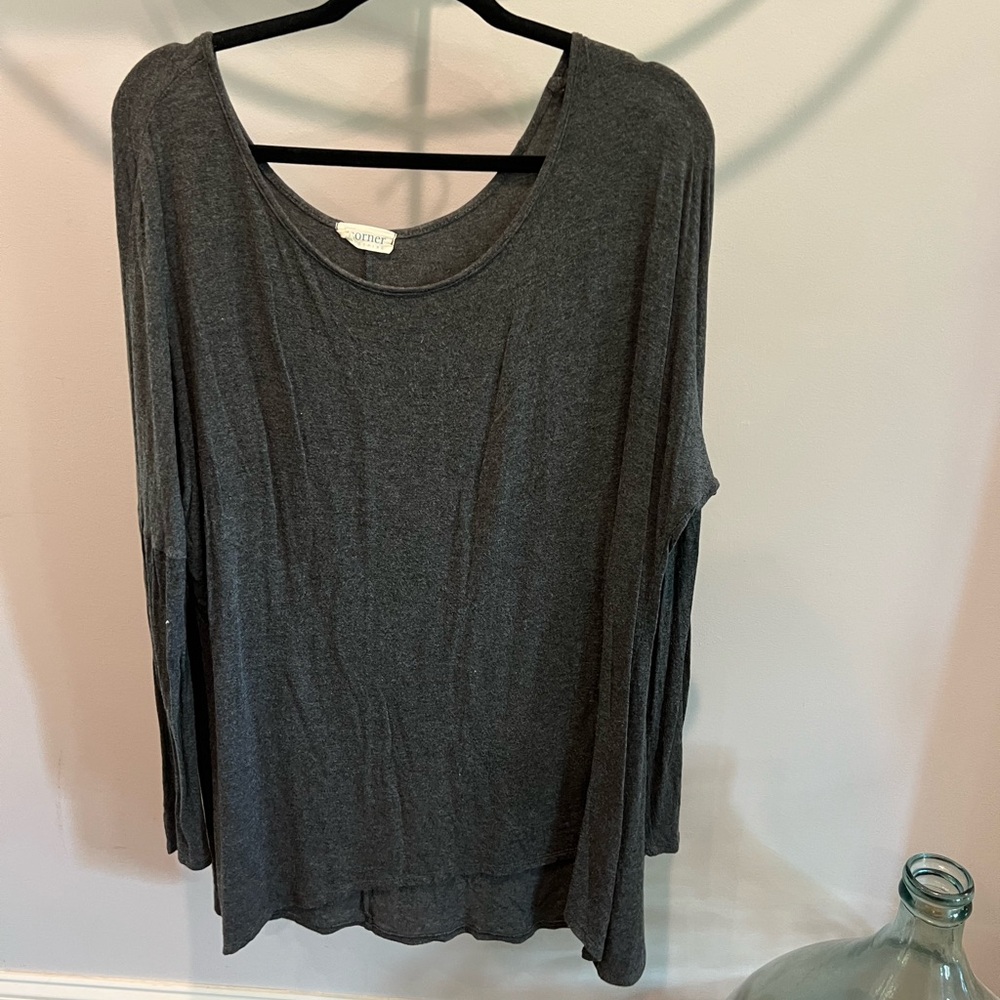 Basic dark grey top
